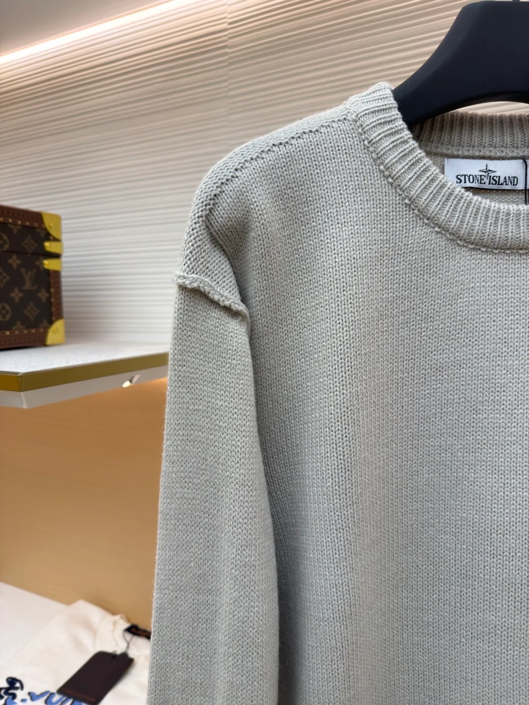 P420 Stonelsland Stone Island arm embroidered logo sweater ●Original version: 3690 purchase and development ●Item number: 1681949-A75 ●Fabric: wool blended fabric ●Technology: knitted ●Color: apricot ●Version: fitted version ●Weight: about 535 grams ●Size: S-M-L-XL ●Description: Made of 30% wool, 50% cotton, 20% spandex. The arm embroidery logo is made of double-layer soft leather, with embroidery logo technology on the surface and embellishment with the brand logo. Comes with laser engraved metal buttons. Garment washing-fixing color-fixing pattern-removing wool impurities. This style is woven with a 7-needle imported machine, with knitted threads on the neck and hem, and embroidered logos on the arms to present the brand vision. The overall wiring is straight and delicate, the fabric is comfortable and soft, and the color is consistent without color difference. It can be matched with the same style to create a fashionable look and control various occasions. Customized accessories, complete with three standards, same style for men and women!